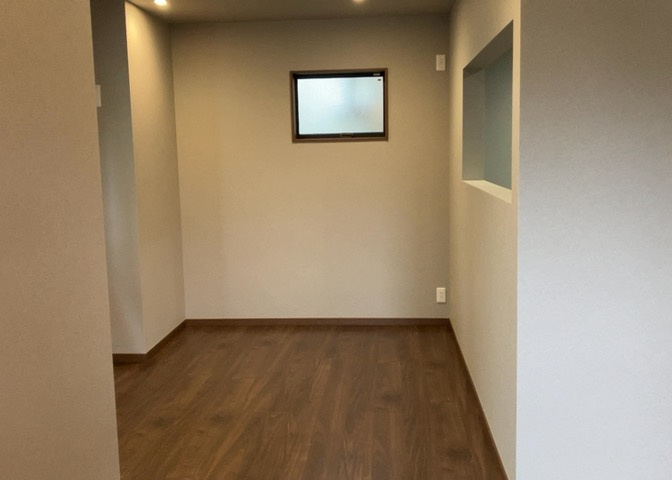 DKの物件でも広く見せたい方は、ダイニングスペースを広く使えるように工夫しましょう。低めのダイニングソファを置くと、家具の圧迫感が減り、広く見せることができ、ダイニングをリビングのように使用できます！