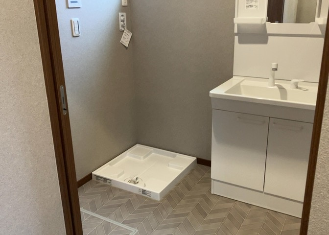多くの戸建て住宅で見かける洗面脱衣所は、洗面台と洗濯機が2畳ほどのスペースに並べられていて、洗面所が脱衣所を兼ね備えている間取りが一般的です。お客様が利用することもある、パブリックな空間でもあります。