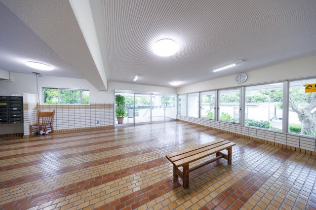 エントランスや共用廊下が整理されており、管理状態の良さを感じやすい共用部です。