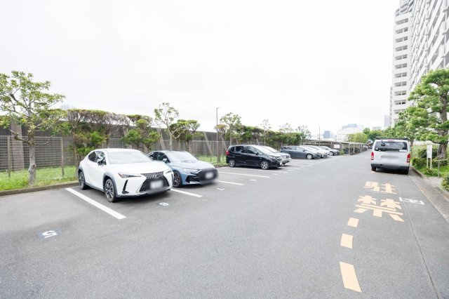 機械式ではなく平面駐車場のため、車の出し入れがしやすく、メンテナンス費用や管理コストもかさみません。