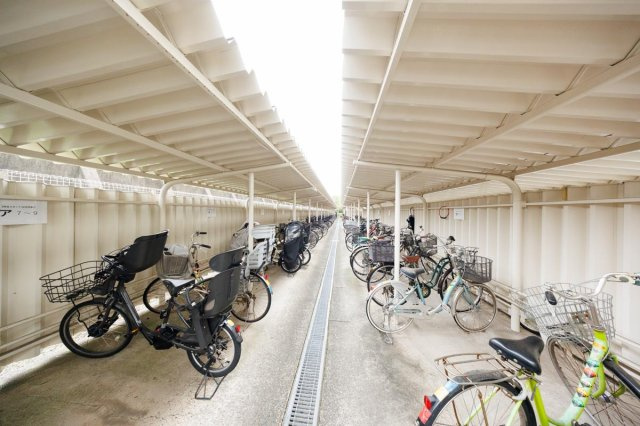 駐輪場もきれいに整理されており、自転車を使うご家庭にも暮らしやすい共用部です