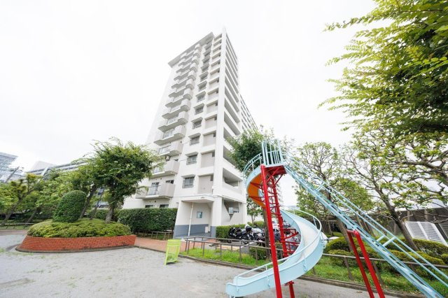 すぐ隣に公園があり、思い立った時にお子様の外遊びや日々の気分転換にも使いやすい住環境です。
