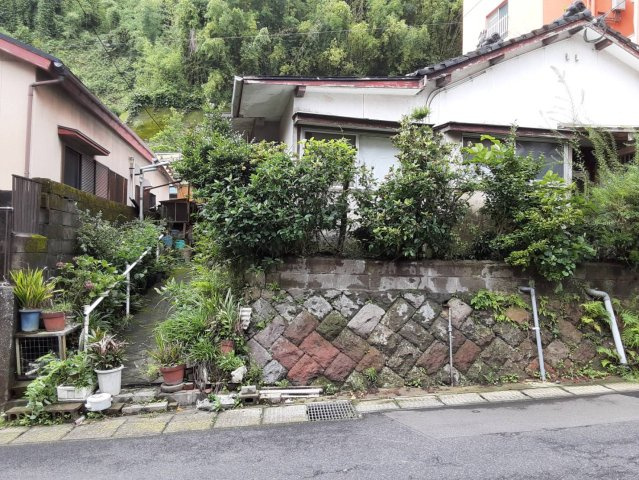 擁壁も壊して車が入れるようにします。