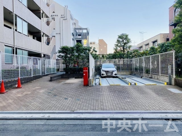 【敷地内駐車場】最新の空き状況や費用などの詳細は担当スタッフまでお問い合わせください。