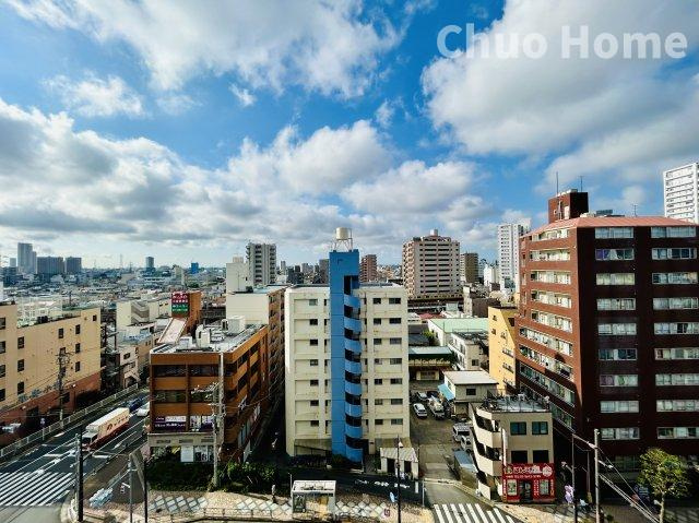 手を伸ばせば、ふれることが出来そうな環境が、そのままインテリアになったような印象です。その豊かな眺望にふさわしい空間には、通風・採光にも優れ、心地よい光と風があふれています