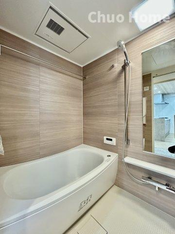 【バスルーム】暖房換気乾燥機付きシステムバスルーム。暖房・冷風・換気・乾燥など、毎日を快適に過ごせるうれしい機能が揃っています。雨の日の洗濯物も安心です。
