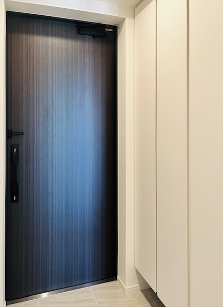 【HARUMI FLAG SUNVILLAGE T棟の玄関】