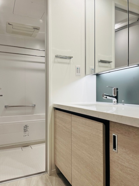 【HARUMI FLAG SUNVILLAGE T棟の独立洗面台】