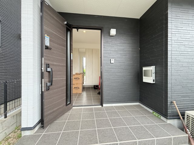 ゆとりある玄関ポーチは、屋根付きのため雨の日でも慌てずに鍵の開け閉めや荷物の出し入れができる使い勝手の良い空間です。住まいの第一印象を高めるスタイリッシュなデザインが来訪者を気持ちよく迎えてくれます。