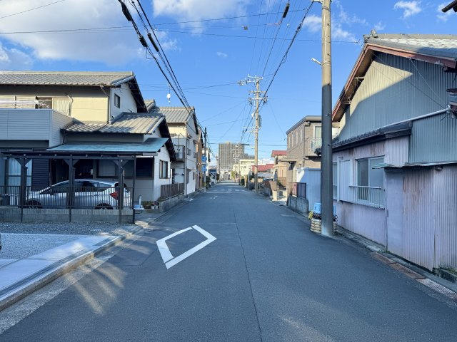 南側から北側に向かって撮影した前面道路です。