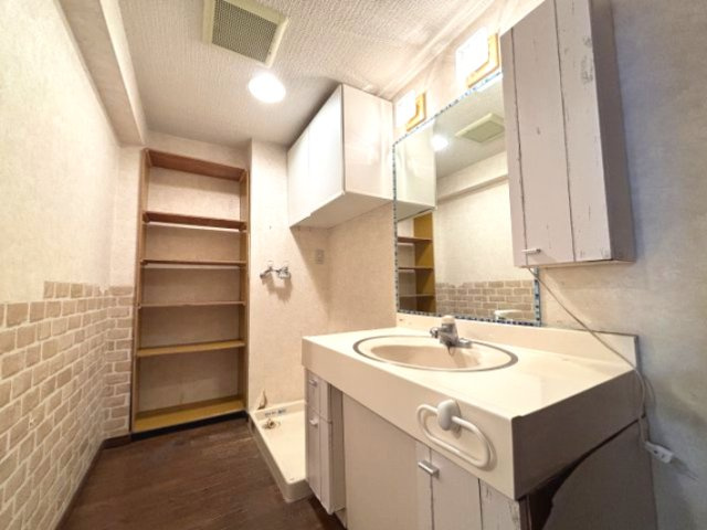 脱衣所は温かみのあるデザインとなっています。洗濯機置き場も設置されておりますが広々しています。