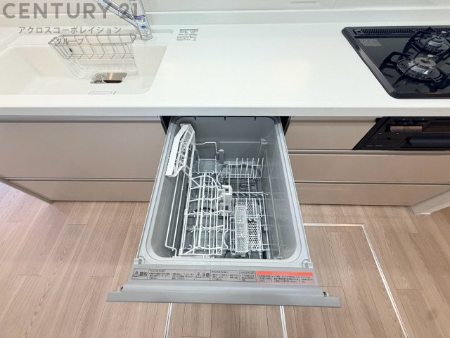 食器洗浄乾燥機は手洗いに比べて時間や労力を節約できます。また、高温のお湯で洗浄されるため、雑菌や細菌を殺菌する効果もあります。さらに、乾燥機能があるため、手で拭く手間も省け衛生的に保管できます。