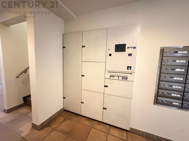 宅配ボックスは荷物の受け取りや配達が便利で安全です。不在時でも荷物が確保され、盗難や損傷のリスクが減少。受け取り時間の柔軟性が向上。外出先からでも荷物の受け取りや預けが可能となります。