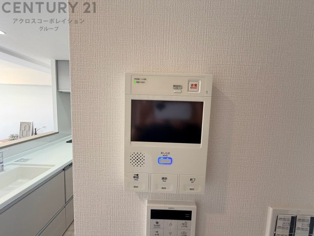 訪問者が来たときにテレビ画面で確認できるため、安心してドアを開けられます。録画機能があるものもあり、留守中に来訪者を記録しておくことができます。利便性が高く、セキュリティ面でも安心です。