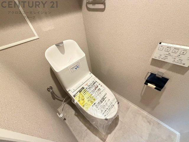 温水洗浄便座付トイレは温水洗浄機能により、暖かい水でおしりを洗浄することができ、冷たい水を使う従来の便座に比べ、温水洗浄機能で暖かいトイレを提供し、快適な使用を可能にします。