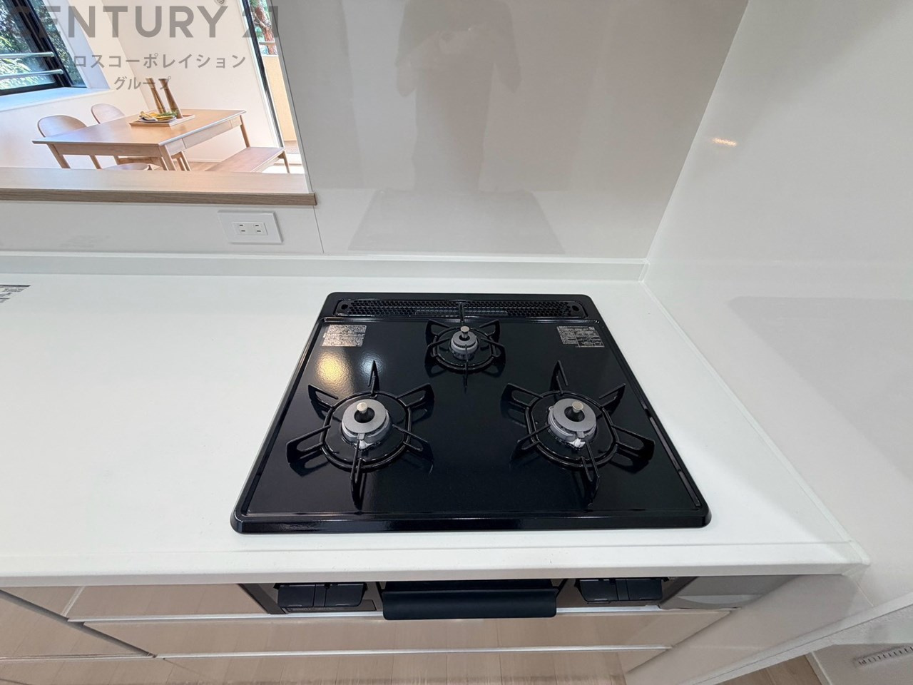 多数の調理器具を同時に使用でき、料理の効率化が可能。省エネで節約になり、様々な料理スタイルに適応できます。また、火力調整が独立しており、手入れや掃除もしやすく、今よりもっとお料理が楽しくなるかも。