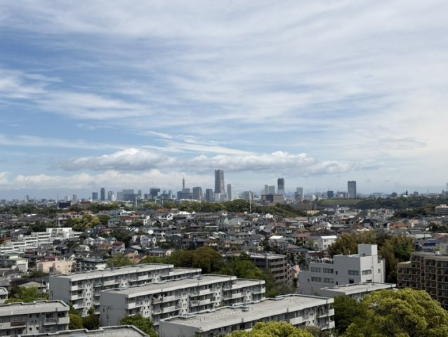 【海と空を借景にする暮らし】　LDKから美しい朝日、青い海、みなとみらいを望むパノラマビュー。