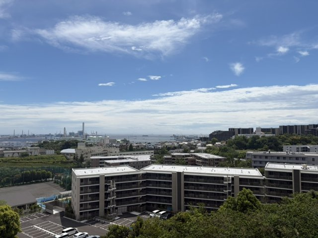 【圧倒的な開放感】　空と街が溶け合うような絶景。一年を通じて、みなとみらいの美しいスカイラインを借景にする贅沢な日常がここにあります。