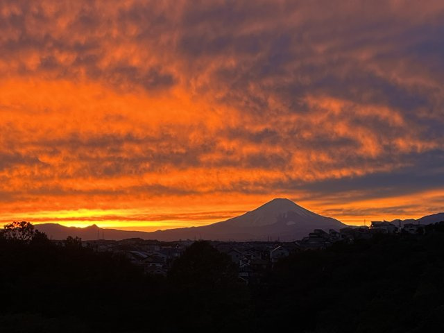 　【富士山と美しい夕景】　専用ポーチから望む、空を赤く染めるサンセットと富士山のシルエット。
