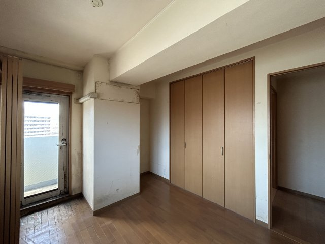 約6.1帖の洋室はバルコニーに面した窓から自然光が差し込む明るい空間。寝室や子ども部屋としてはもちろん、在宅ワークスペースなど多目的に活用できるお部屋。室内はリフォーム中のため写真は工事前の状態です。