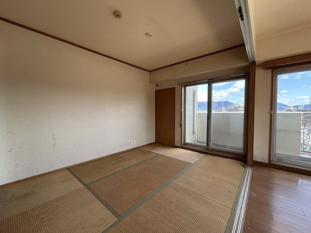 大きな窓から自然光が差し込み、開放感のある空間として生まれ変わります。現在室内はリフォーム中のため写真は工事前の状態ですが、完成後はより快適で使い勝手の良い洋室空間へと生まれ変わる予定です。