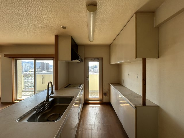 作業スペースが広く確保された使いやすいキッチン。収納も多く、調理器具や食器類もすっきり整理できる設計となっています。現在室内はリフォーム中のため写真は工事前の状態です。