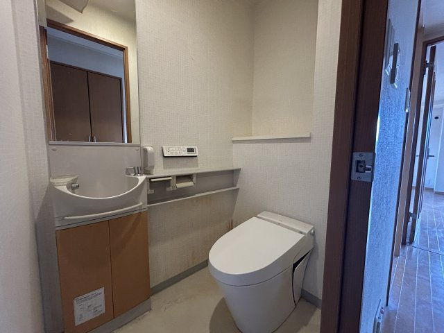 手洗いカウンター付きのゆとりあるトイレスペース。来客時にも使いやすい設計で、使い勝手の良い空間となっています。シンプルで落ち着いた雰囲気です。室内はリフォーム中のため写真は工事前の状態です。
