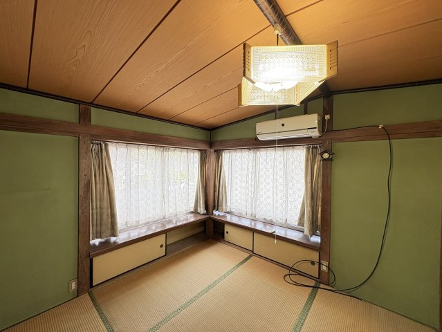 落ち着いて過ごせるプライベート空間です。窓から自然光を取り込み、日中は明るく心地よい室内環境を実現。寝室や書斎、お子様のお部屋など、ご家族のライフスタイルに合わせた使い方が可能です。