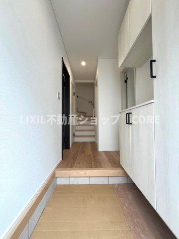 玄関ホールがスッキリ広々としていると帰る時も出ていく時も気持ちが良いものです！　