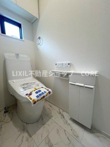トイレスペースが1・2階にございますので、朝の混雑時に家族が分散して使用できます。　