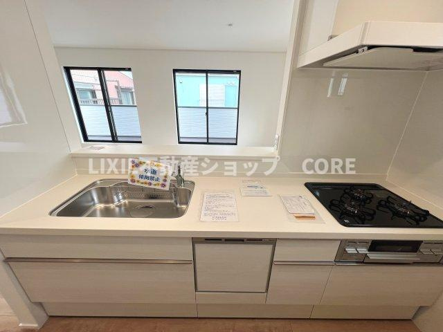 カウンターキッチンはリビングを見渡せるので、お料理番組やドラマを見ながら作業ができます。　