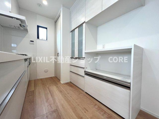 電子レンジや炊飯器などを置くスペースとして便利なカップボードを完備。　
