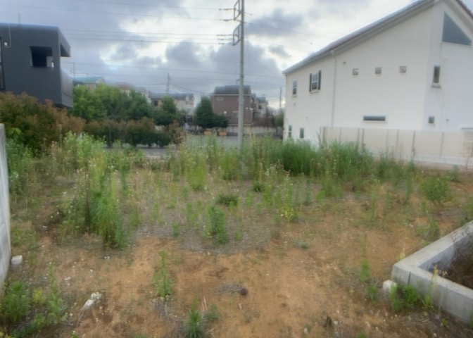 土地の形が極端に長細かったり、狭小地、あるいは道路との高低差がある傾斜地だった場合、後々売ろうとしても買い手がつかない場合もあります。後々、売却することになった時に価値の下がらない土地を選びましょう。