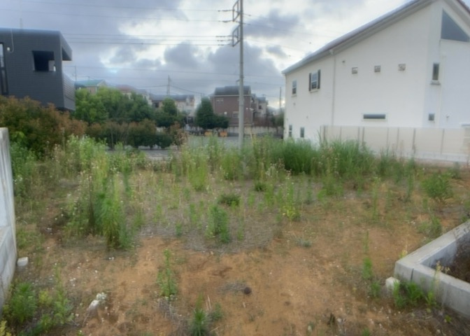 土地の面積＝住宅面積ではありません。建ぺい率の問題などで、土地のある場所によって住宅を建てられる面積は限られています。高さもしかり、「土地」という言葉の中には、建築条件も含まれると考えておきましょう。