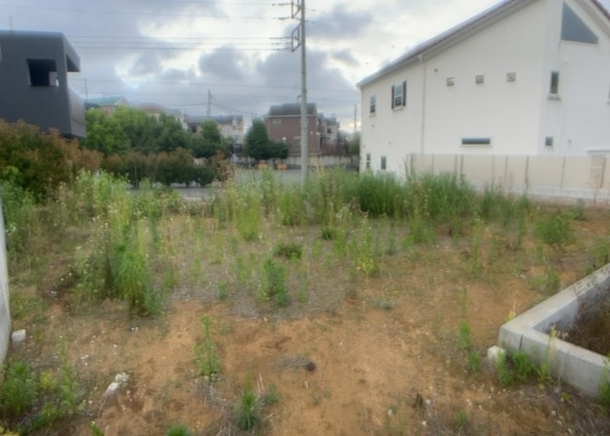 土地を買う際、住む地域の自治体や福祉の補助制度にも注目してみましょう。子供や老人の医療補助やゴミ出しのルールなど、自治体によってルールに大きな違いがあるため、暮らしやすい土地で判断するとよいでしょう。