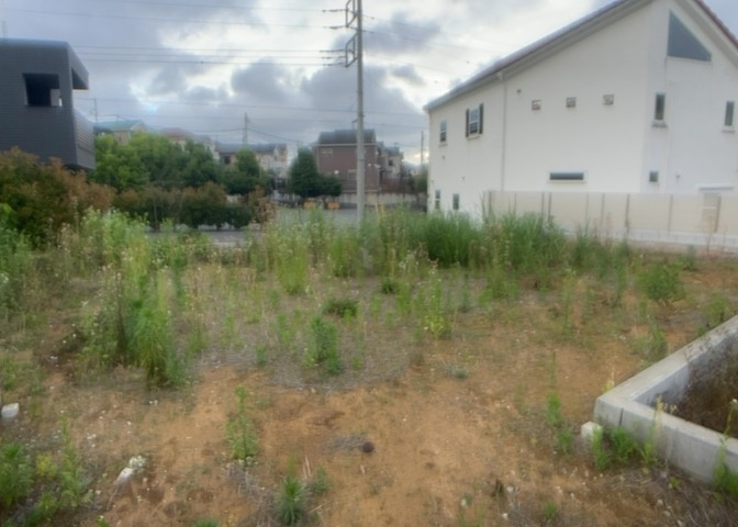 土地の前の道路に消火栓が設置されていることがあります。この場合、道路交通法第45条第1項により、駐車禁止の場所が指定されています。そのため、車庫などの駐車スペースをつくることができない場合があります。