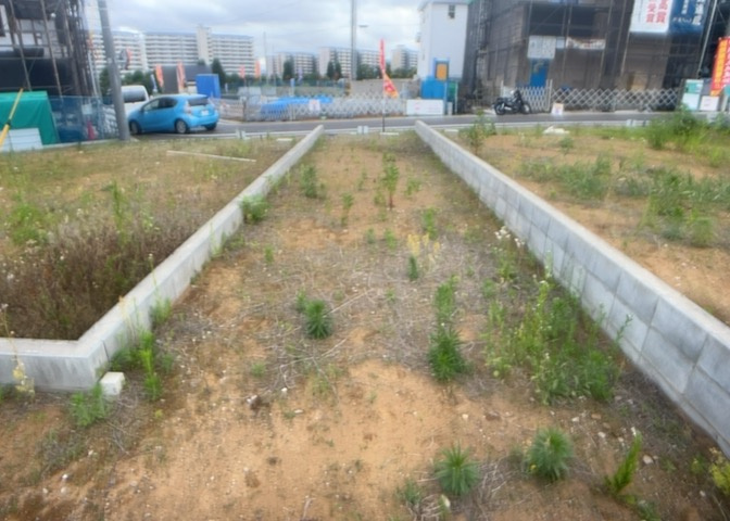 現地に行くなら、物件の周囲の地形がどうなっているかを見ることも大切です。周辺より低くなっている土地では、大雨などで水が集まりやすいため、地盤が弱くなっているということも考えられるため、注意が必要です。