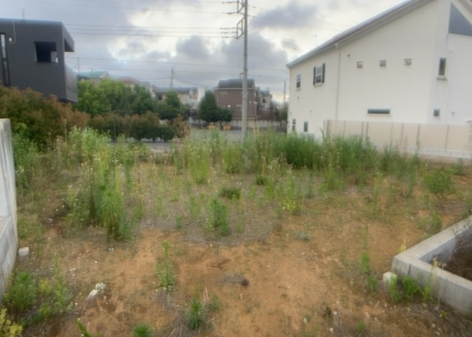 土地購入を検討されている場合、境界杭がない状態で購入してしまうと境界確定測量をする必要があり、費用がかかります。購入の前に、売主、隣土地所有者立ち合いのもと境界を確定し境界杭を設置するのがベストです。