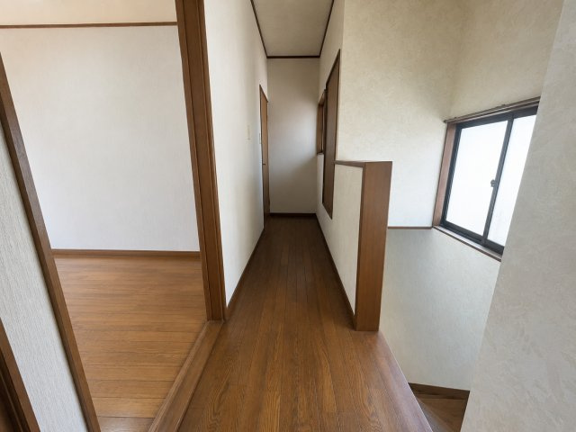 2階ホールは窓から自然光が差し込む明るい空間です。各居室への動線がスムーズで、ご家族の生活もしやすい間取りとなっています。木目調フローリングが温かみを演出し、清潔感のある落ち着いた内装が魅力です。