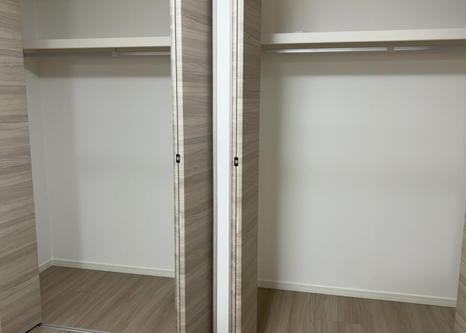 デザイン性を重視しすぎて収納が少なかった！なんてことにならないため、事前に現地で収納の数を確認しておくことをお勧めします。クローゼット以外にも床下収納や屋根裏収納、パントリーなどもチェックしましょう。