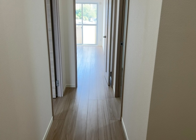 内装はとにかくおしゃれなものがいい！と選ぶ前に、まず住んだ後のことを想像してみましょう。住んでみたらコンセントの位置が悪くて使いにくいなど出てきます。事前にどの家電をどこに置くか想定しておきましょう。