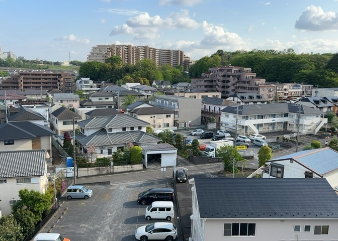バルコニーは、室外の専用スペースのうち、「屋根がなく開放された空間」であるものを指します。ベランダより広いタイプのものが多く、日当たりもよいため家庭菜園などを楽しみたい人にとって適した環境となります。