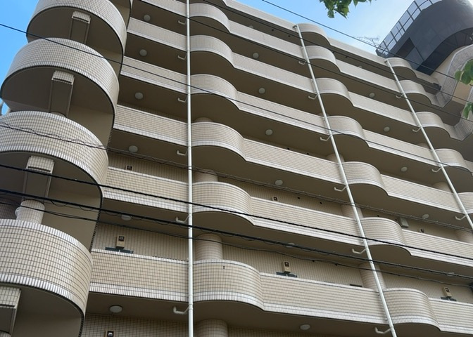 外観はマンション管理がされているかの目安になります。築年数が古いと、壁面は劣化してひび割れが生じることも！建物が古びていても細かいところが修繕されていると、きちんと管理されているなぁと感じるでしょう。