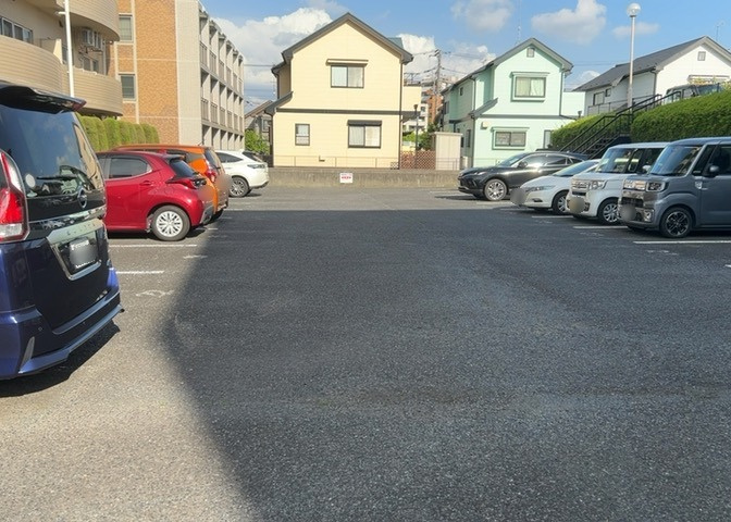 車一台あたりに必要なスペースは、標準サイズの普通自動車で横幅2m50cm、長さ5mは必要になります。ただし、乗降のことも考慮して横幅3m30cm、長さ5m50cmほどは確保できるところを選びましょう。