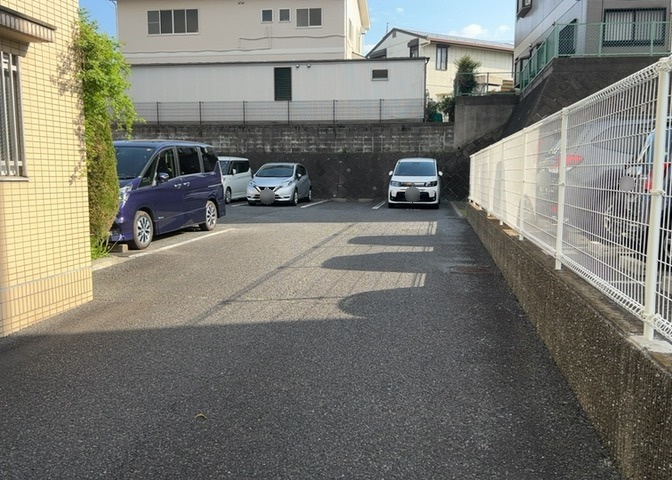 駐車場と明記されていても、最小スペースでつくられた駐車場だと大型車は駐車できなかったり、出入りしにくくなったりする可能性があります。お車のサイズと購入したい物件の駐車場のサイズを現地で確認しましょう。