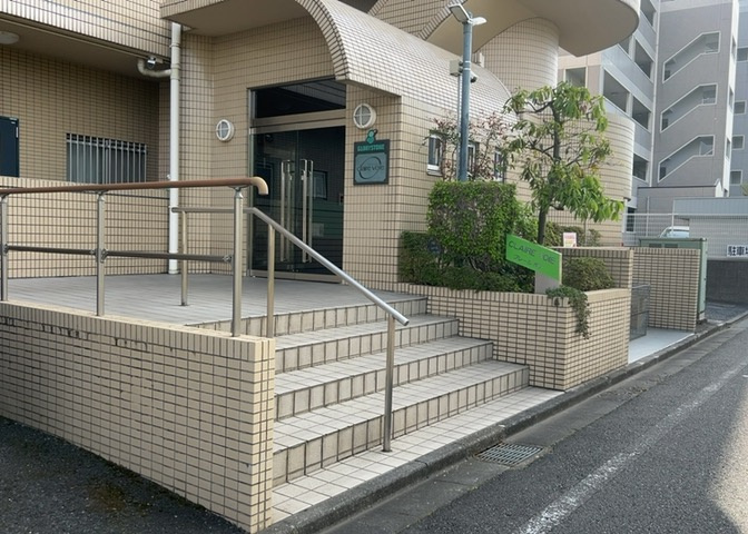 物件によっては、入居者が個人的に使用できる専用庭がついているものもあります。また、住宅の中にある土間の部分を庭と呼ぶこともあります。庭の用途は住む人によって変わり、それによってデザインもさまざまです。