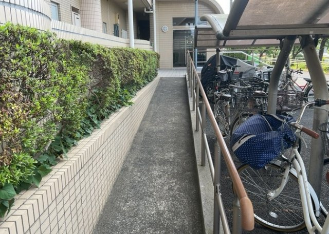 中庭（パティオ）とは、一つの建築物の内部に設けられた、壁などで囲われている庭のことを指します。コの字型、ロの字型が主流ですが、L字型の中庭もあります。最近では、インテリア性の高さからも人気があります。