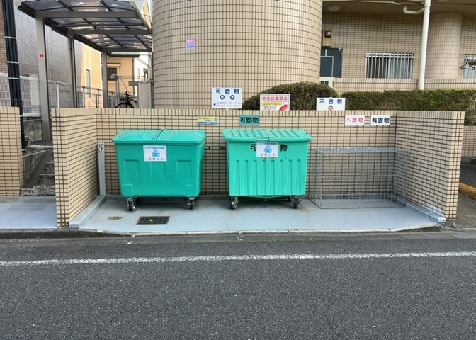 共有部分は、住民なら誰もが使える設備のこと。例えば駐車場やエレベーター、インターネット設備、セキュリティ設備などがあります。他にも、マンションの廊下・外部階段やエントランス・ゴミ置き場などがあります。