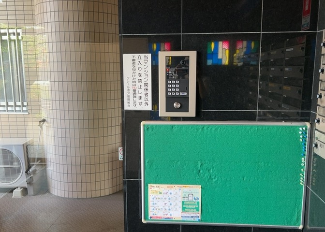 受付はマンションコンシェルジュがいる場合もあれば、管理人が滞在する小部屋を総称して呼ぶことがあります。主にエントランスに設置されていることから、防犯面でも期待ができます。防犯設備がない場合はより安心！