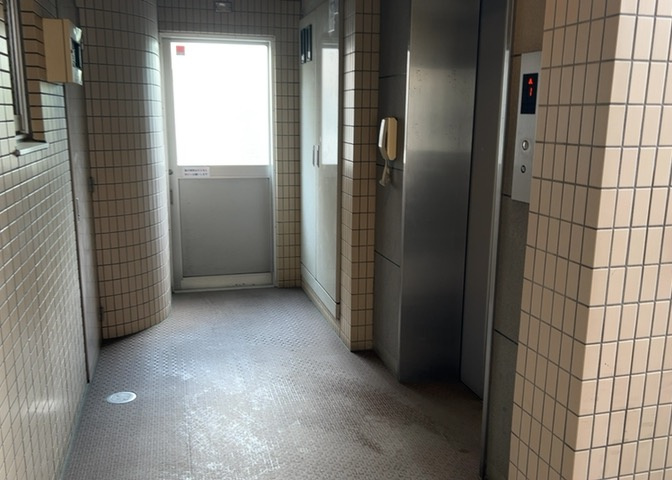 ロビーというと、エントランスと何がちがうの？と思いますよね。実はロビーとエントランスには明確な決まりはありません。物件によっては、エントランスを入って広がるある程度の広さのある空間がロビーとなります。